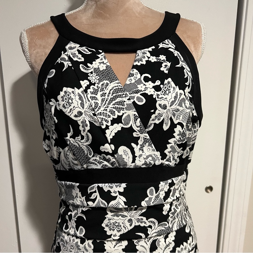 EUC White House Black Market Black and White Floral Mini Dress